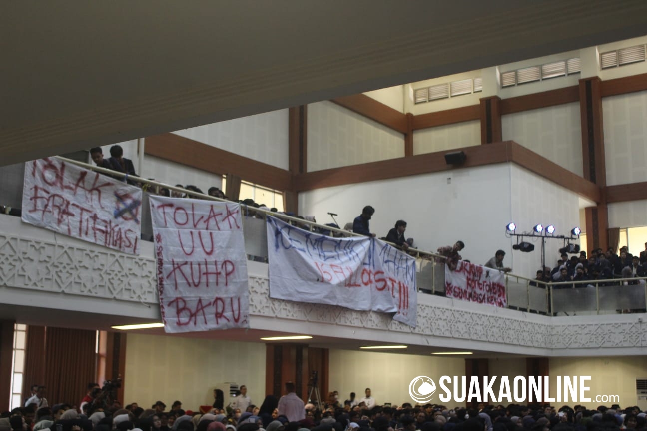 Sejumlah mahasiswa membentangkan banner penolakan KUHP baru di gedung Anwar Musadad, Kampus 1 UIN SGD Bandung, Rabu (5/4/2023). (Fauqi/Suaka)