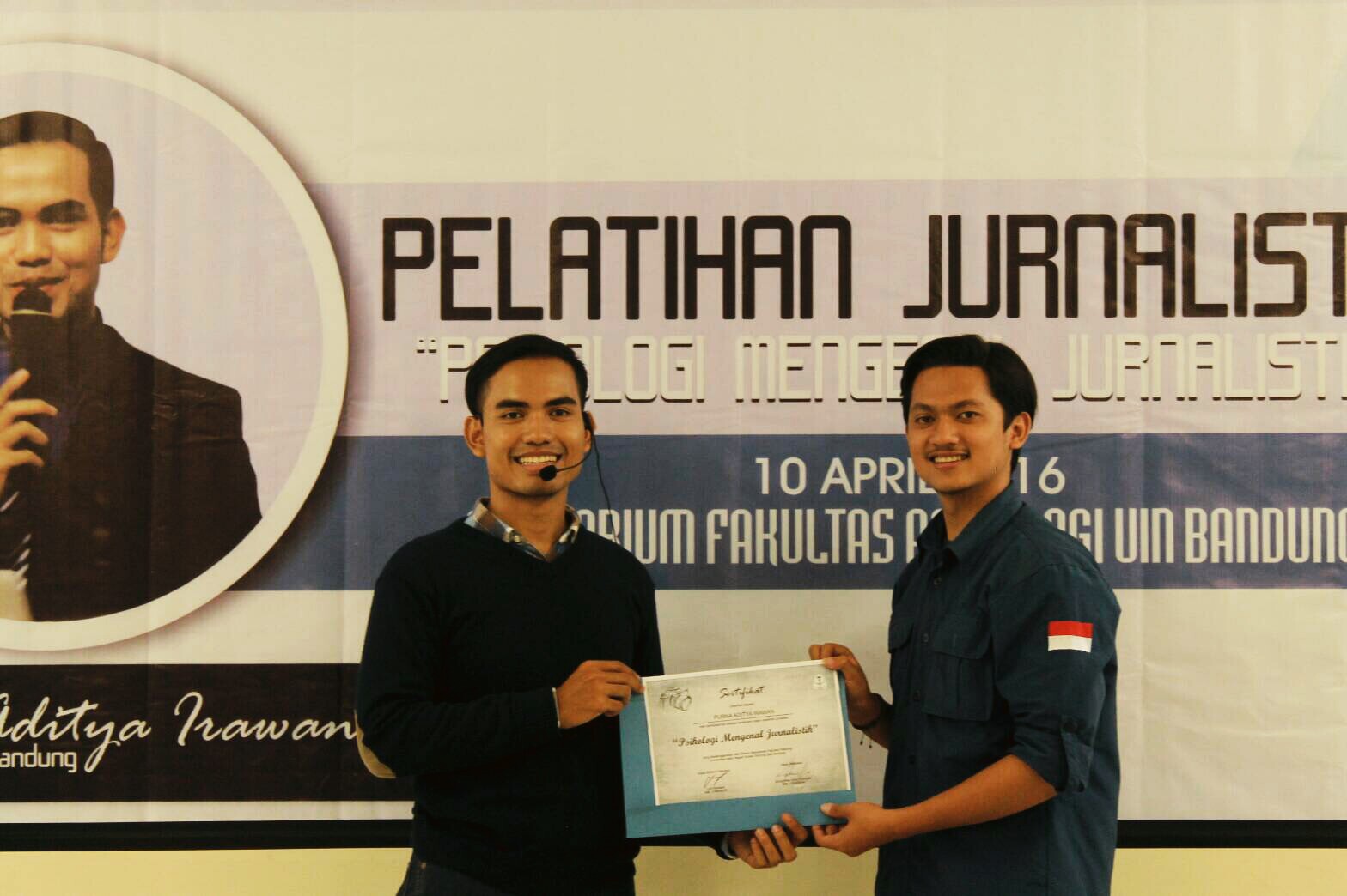Ketua bidang Komunikasi dan Informasi (Kominfo) Dewan Mahasiswa Fakultas Psikologi UIN SGD Bandung, Muhammad Iqbal Fadhlullah (kanan) menyerahkan cinderamata kepada News Anchor TVRI Jawa Barat Purna Irawan Aditya usai pelatihan jurnalistik, Minggu (10/4/2016) di ruang kuliah Fakultas. Kegiatan ini diselenggarakan Dema-F Psikologi sebagai langkah awal untuk menerbitkan produk jurnalistik Fakultas.