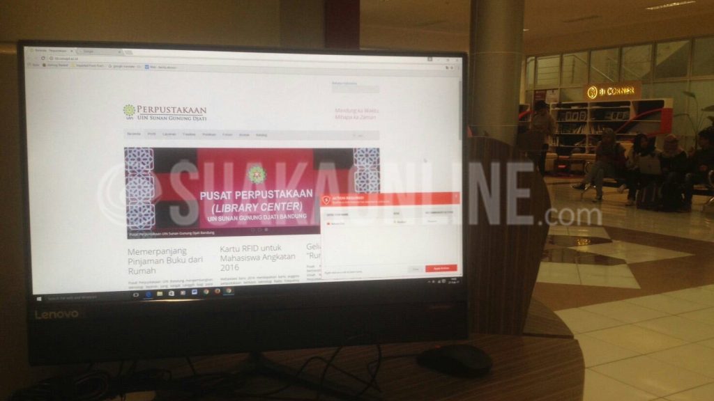 Komputer perpustakaan UIN SGD Bandung memasang software yang menditeksi flashdisk dan memblokir data didalamnya. Hal ini bertujuan agar komputer aman dari virus yang dibawa oleh flashdisk pengunjung perpustakaan, Selasa (21/2/2017). (Putri Ayu Delia Kusumawardani /Magang)