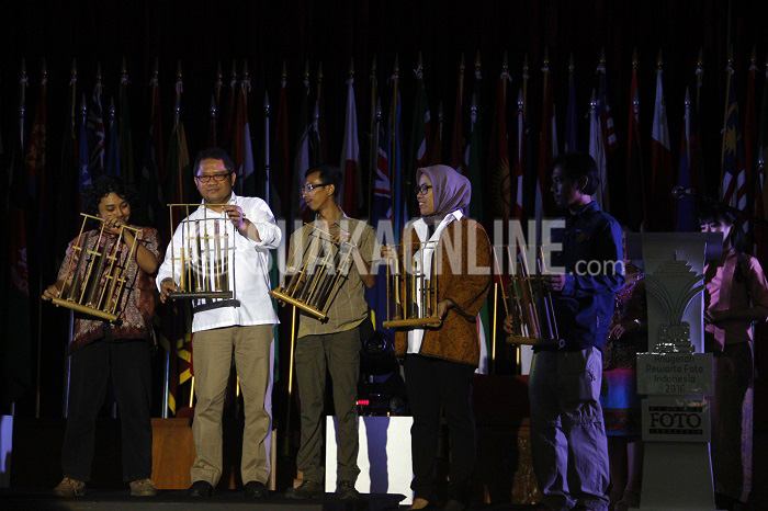 Menteri Kominfo Buka APFI 2016, -- Menteri Komunikasi dan Informasi Republik Indonesia (Kominfo), Rudiantara (kedua kiri) memainkan angklung sebagai simbolis pembukaan Anugerah Pewarta Foto Indonesia (APFI) 2016, Sabtu (9/4/2016) di Gedung Merdeka, Bandung. APFI kali ini menganugerahkan sembilan kategori foto terbaik, diantaranya kategori Citizen, Art and Entertainment, Environment and Nature, Spot News, Daily Life, Sport, General News, People in The News, Esai Foto, dan Photo of The Year atau foto terbaik. (Mohammad Aziz Pratomo/ Magang)