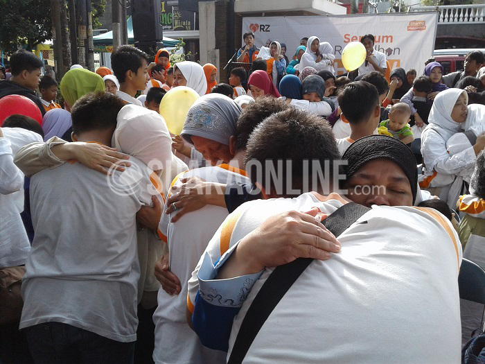 Sejumlah orangtua dan anaknya berpelukan dalam acara Tarhib Ramadhan dan Hari Anak Internasional yang digelar oleh Rumah Zakat di kawasan Car Free Day Dago, Jl Ir. H. Djuanda, Kota Bandung, Minggu (29/5/2016). Selain memeluk orang tua dalam rangka menyambut Bulan suci Ramadhan, acara tersebut diisi dengan membasuh kaki orang tua untuk menanamkan akhlak baik sejak kecil. (SUAKA/Dede Lukman)