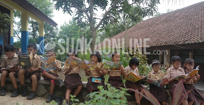 Para siswa SDN Mulyasejati IV Desa Mulyasejati Kecamatan Ciampel Karawang sedang asyik membaca buku di halaman kelasnya dalam kegiatan “Aku Kembali ke-sekolah” yang dilaksanakan oleh Semesta Literasi, Rabu (03/12/16). Sesi membaca tersebut dinamakan Piknik buku, dimana para siswa bebas membaca buku apapun yang disediakan, dari buku ilmu astronomi hinga komik. (Nizar Al Fadillah)