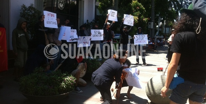 Aksi teatrikal yang dilakukan secara spontan dan menggambarkan perbudakan karena demokrasi prosedural, menyertai Aksi Sorak di jalan Asia Afrika, Kota Bandung, Selasa (2/8/2016). Aksi ini digelar untuk menanggapi represi kawan-kawan Papua yang terjadi di Jogja beberapa waktu lalu. (SUAKA / Hasna Salma)