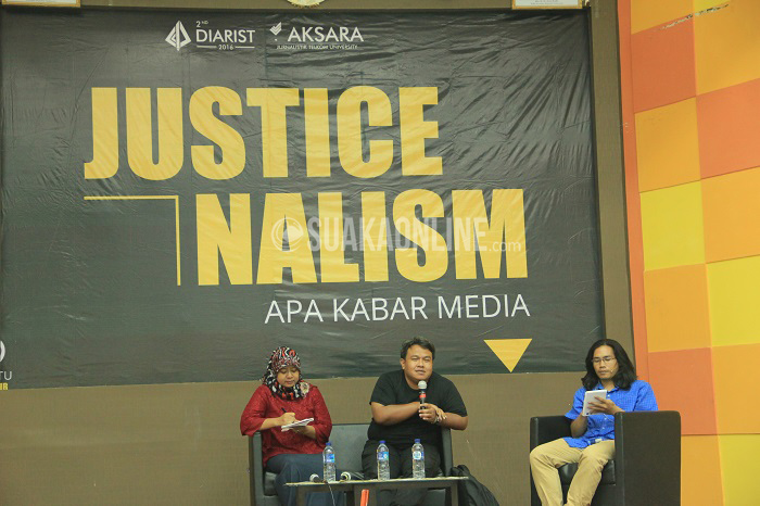 (Dari kiri) Literacy Media, Santi Indra Astuti; Jurnalis Indonesia, Dandhy Dwi Laksono menjadi pemateri dalam Talkshow Apa Kabar Media pada acara 2nd Diarist yang diselenggarakan Unit Kegiatan Mahasiswa (UKM) Aksara Jurnalistik Telkom University, Selasa (26/4/2016) di Aula Fakultas Industri Kreatif (FIK).(Rendy Muhammad/ Magang)