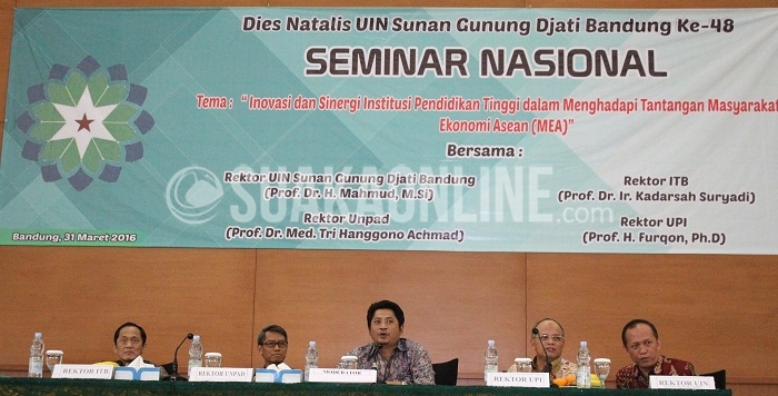 (Dari kiri) Rektor ITB, Kadarsah Suryadi; Rektor Unpad, Tri Hanggono Achmad; Moderator, Ali Ramdhani; Rektor UPI, Furqon; dan Rektor UIN SGD Bandung, Mahmud saat menghadiri Seminar Nasional dalam rangka Dies Natalies UIN SGD Bandung Ke-48 di Aula Multipurpose UIN SGD Bandung, Kamis (31/3/2016). (Puji Fauziah / Magang)