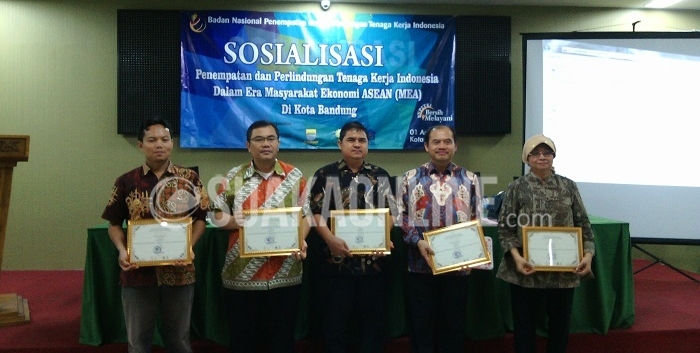 Anggota Komisi IX DPR RI, Ketut Sustiawan (kedua dari kanan) saat foto bersama setelah memberi materi pada sosialisasi “Penempatan dan Perlindungan Tenaga Kerja Indonesia Dalam Era Masyarakat Ekonomi ASEAN di Kota Bandung” di Aula Fakultas Syariah dan Hukum, Kamis (1/4/2016). Sosialisasi ini diselenggarakan oleh Generasi Baru Indonesia (GenBI) UIN SGD Bandung bersama Bank Indonesia (BI). (Khairul Umam/Magang)