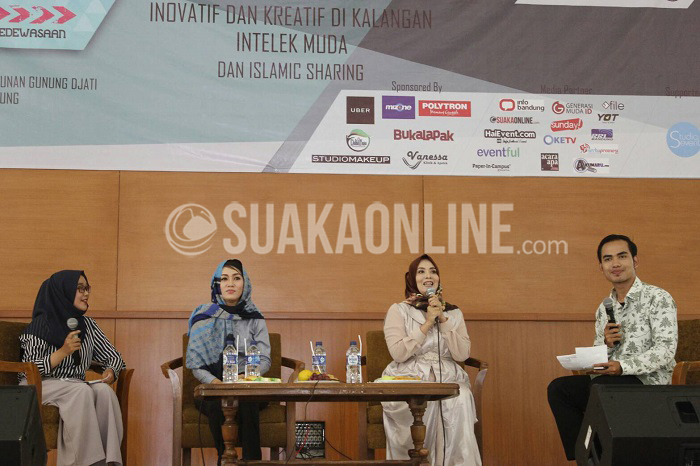 Artis kondang Indonesia Diana Limbong dan Elma Theana (dua di tengah) menjadi pembicara pada sesi Islamic Sharing yang diselenggarakan Himpunan Mahasiswa Jurusan Teknik Elektro (Himanitro), Rabu (1/6/2016) di Gedung Anwar Musaddad. Keduanya bercerita tentang manis pahitnya kehidupan mereka dan bagaimana mereka menemukan jalan keluar dari permasalahan hidup mereka. (SUAKA/ Rendy Muhammad)