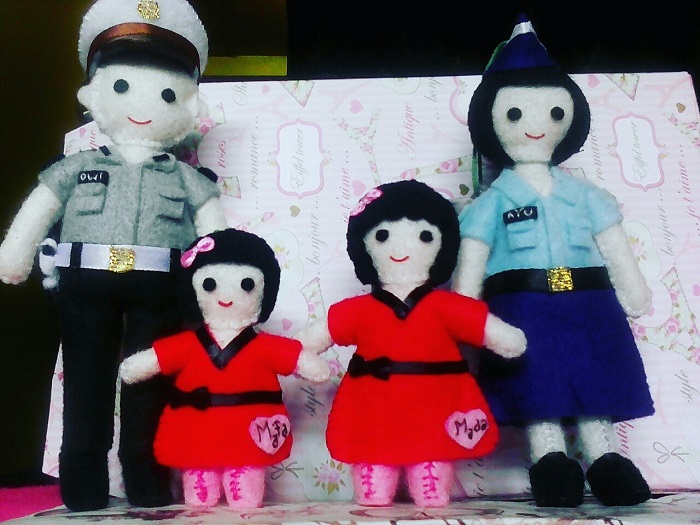 Boneka keluarga flanel ini cocok banget sebagai kado hari jadi pernikahan. Seluruh anggota keluarga, bonekanya dapat dibuat di Vair Flanel.
