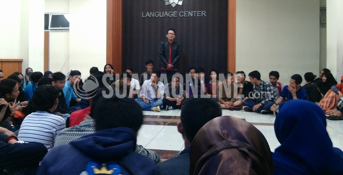 Perwakilan berbagai Orda di UIN Bandung saat memperkenalkan organisasi daerahnya yang bertempat di gedung Language Centre, Rabu (6/4/2016). Keberadaan Orda di sebuah perguruan tinggi menjadi lebih optimal bilamana dapat bersatu antar Orda. (Khairul Umam / Magang)
