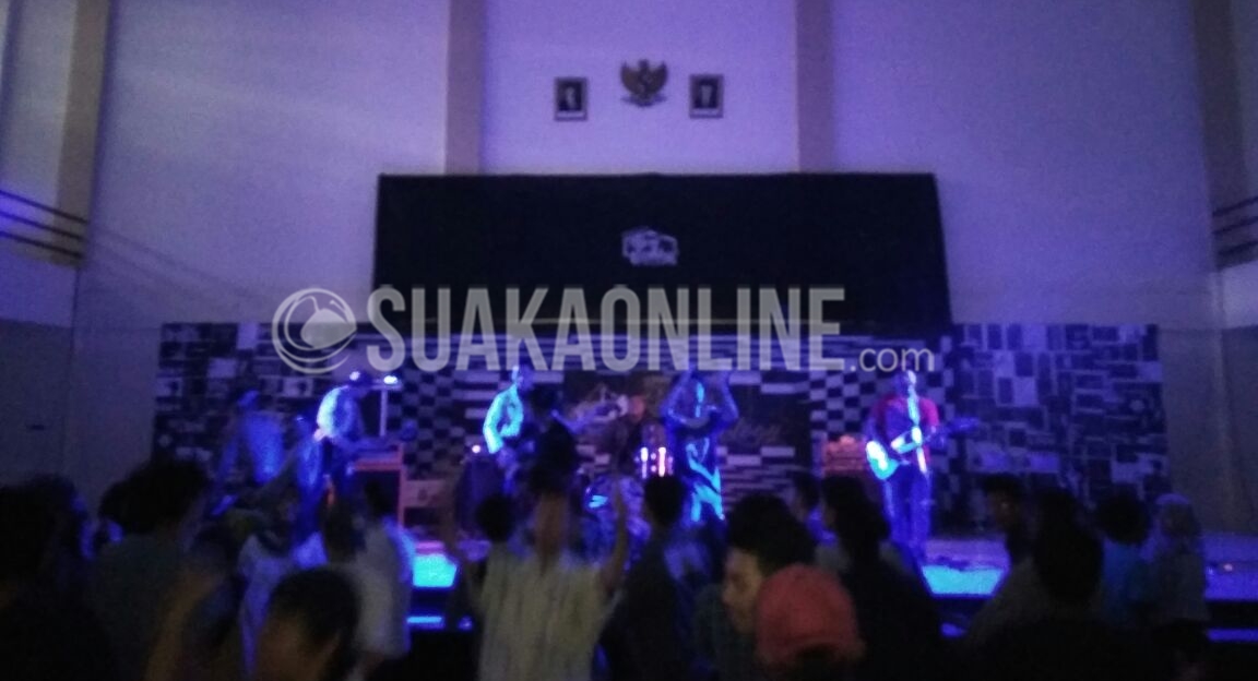 Band Kopi Baseuh sedang tampil dalam acara Festival Music yang diadakan Himpunan Mahasiswa Jurusan Sosiologi, Kamis (05/12/16). Selain festival music, dalam acara yang bertema "Reborn Sosiologi" ini juga ada rangkain acara seperti pemilihan duta sosiologi, bedah film dan pembagian hadiah milad sosiologi.