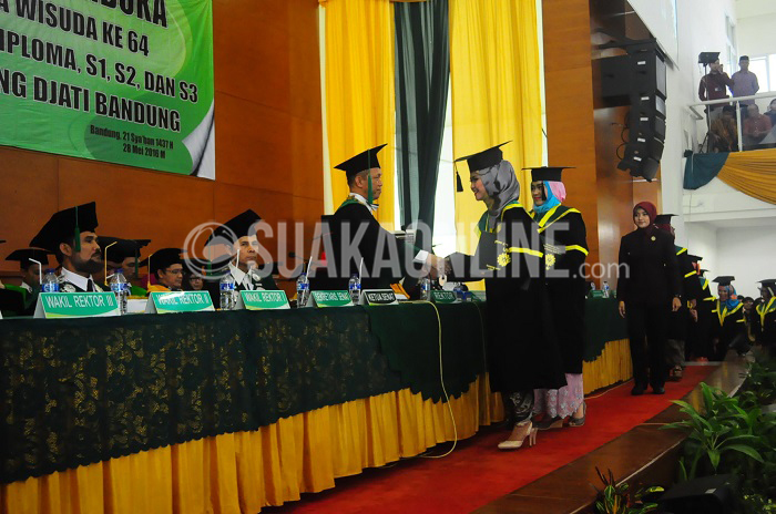 Rektor UIN SGD Bandung mahmud (kiri) meresmikan mahasiswa UIN Bandung sebagai wisudawan pada prosesi wisuda ke- 64, Sabtu (28/5/2016) di Gedung Anwar Musaddad. Pada wisuda kedua tahun ini, Muhamad Ripal jurusan Pendididkan Bahasa Arab (PBA) keluar sebagai wisudawan peraih IPK tertinggi dengan angka 3,94. (SUAKA/Ridwan Alawi)