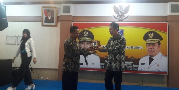Penyerahan jabatan ketua Forum Dekan Fakultas Ilmu Sosial dan Ilmu Politik Perguruan Tinggi Negeri Se-Indonesia, oleh ketua Musyawarah Nasional (kanan) kepada Dekan FISIP UIN SGD Bandung, Sahya Anggara (kiri) di Hotel Soll Marina, Pangkal Pinang, Kepulauan Bangka Belitung, Minggu (4/9/2016).