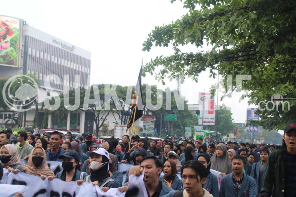 Mahasiswa dari berbagai kampus di Kota Bandung menggelar aksi menolak kenaikan Bahan Bakar Minyak (BBM) di depan Gedung DPRD Jawa Barat, Jalan Diponegoro, Kota Bandung, Rabu (7/9/2022). (Foto: Mohamad Akmal Albari/Suaka)