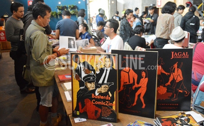 Seorang pengunjung tengah membaca zine di salah satu booth di Bandung Zine Fest 2016 yang digelar oleh jaringan pertemanan (Networks of friends) Bandung di Spasial Jalan Gudang Selatan No.22 Bandung, Sabtu (27/8/2016). (SUAKA / Ricky Priangga Subastiyan)