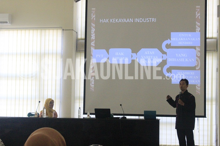 Didi Sulaeman sedang menyampaikan materi HKI yang digelar oleh Lembaga Penelitian dan Pengabdian Masyarakat (LP2M) UIN SGD Bandung di Aula Rachmat Djatnika, Kamis (18/8/2016). (Rendy M. Muthaqin/SUAKA)