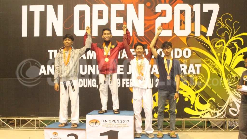 Peraih pertama medali emas, M. Syauqi Nawawi dari unit Taekwondo UIN Bandung pada malam penutupan pertama turnamen Taekwondo antar unit se-Jawa Barat Intitut Taekwondo Nusantara (ITN) 2017. Di Gor Padjajaran, Sabtu (18/2/2017). (Yuliawati /Magang)