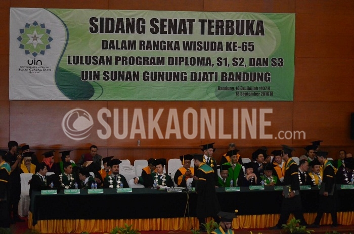 Prosesi pemindahan tali wisuda oleh Rektor UIN SGD Bandung Mahmud, dalam Sidang Senat Terbuka Wisuda ke-65, di Aula Anwar Musaddad, Minggu (18/9/2016). (Elya Rhafsanzani/Suaka)