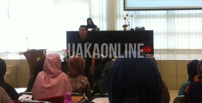 Internet Marketer, Trainer, Psychotherapist, Founder psikopedia, Ridwan Hasan saat menyampaikan materi mengenai Hypnoselling dalam mini seminar dan workshop yang diadakan Unit Kegiatan Mahasiswa (UKM) Lembaga Inkubasi Kewirausahaan Mahasiswa (LIKM) UIN SGD Bandung, di Aula Perpustakaan, Sabtu (2/4/2016). (Hasna Salma / Magang)