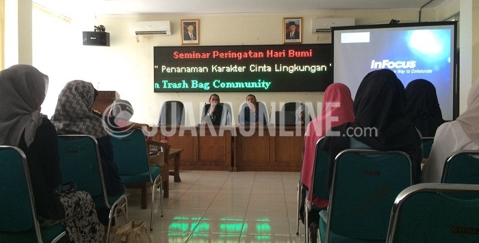 Humas Badan Pengelola Lingkungan Hidup (BPLHD) Provinsi Jawa Barat, Elfiani dan Perwakilan Komunitas Peduli Sampah Gunung, Taufik Nurdin saat memberikan materi dalam seminar Hari Bumi yang digelar Bidang Kerjasama Penelitian dan Pengabdian Masyarakat (KPPM) Himpunan Mahasiswa Jurusan (HMJ) Manejemen Fakultas Ilmu Sosial dan Ilmu Politik (FISIP) UIN SGD Bandung di aula FISIP, Jumat (22/4/2016).
