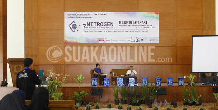Peneliti utama Puslitbang Teknologi Mineral dan Batu Baru sedang memaparkan materi dalam seminar nasional 'Implementasi mineral dan energi dalam mewujudkan Indonesia yang produktif', di Aula Anwar Musaddad UIN SGD Bandung, Sabtu (21/5/2016). (SUAKA / Mohamad Aziz Pratomo)