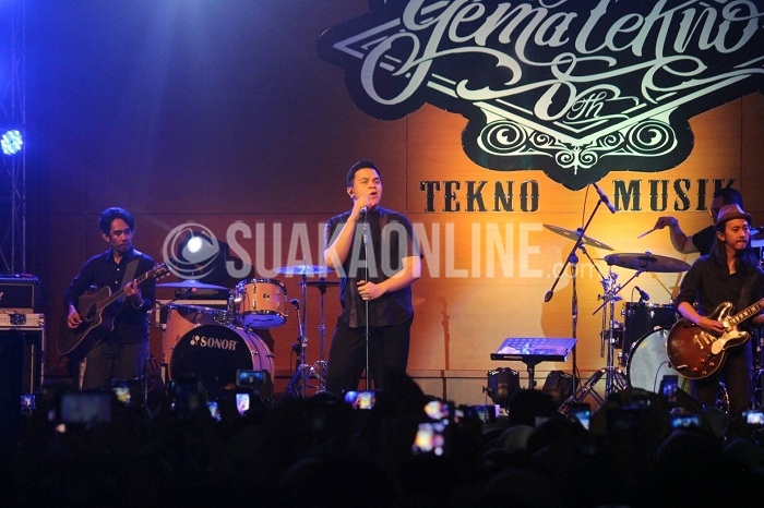 Penyanyi Pop Jazz Muhammad Tulus atau yang akrab disapa Tulus, dan Fiersa Besari turut memeriahkan Tekno Musik yang merupakan rangkaian acara Gema Tekno 8 di Aula Anwar Musaddad, Minggu (27/11/2016). Gema Tekno 8 adalah acara ulang tahun ke-8 Himpunan Mahasiswa Jurusan Teknik Elektro (Himanitro) UIN SGD Bandung. (SUAKA / Elya Rhafsanzani) 